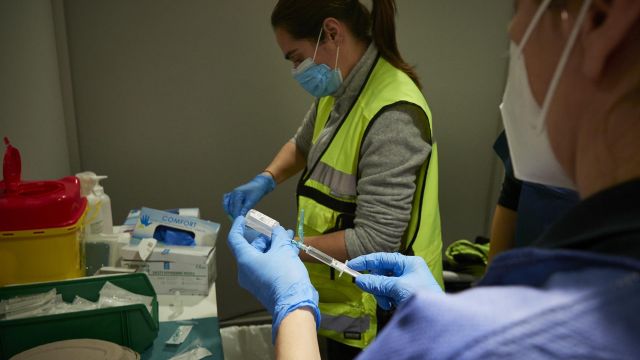 Sanitarios administrando la vacuna.