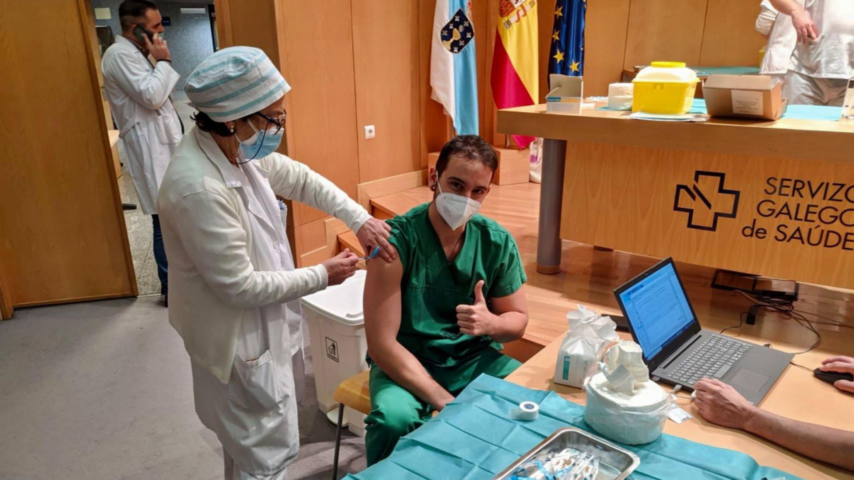 Anxo Abal, enfermero de la Unidad de Críticos, primer vacunado en el área de Pontevedra.