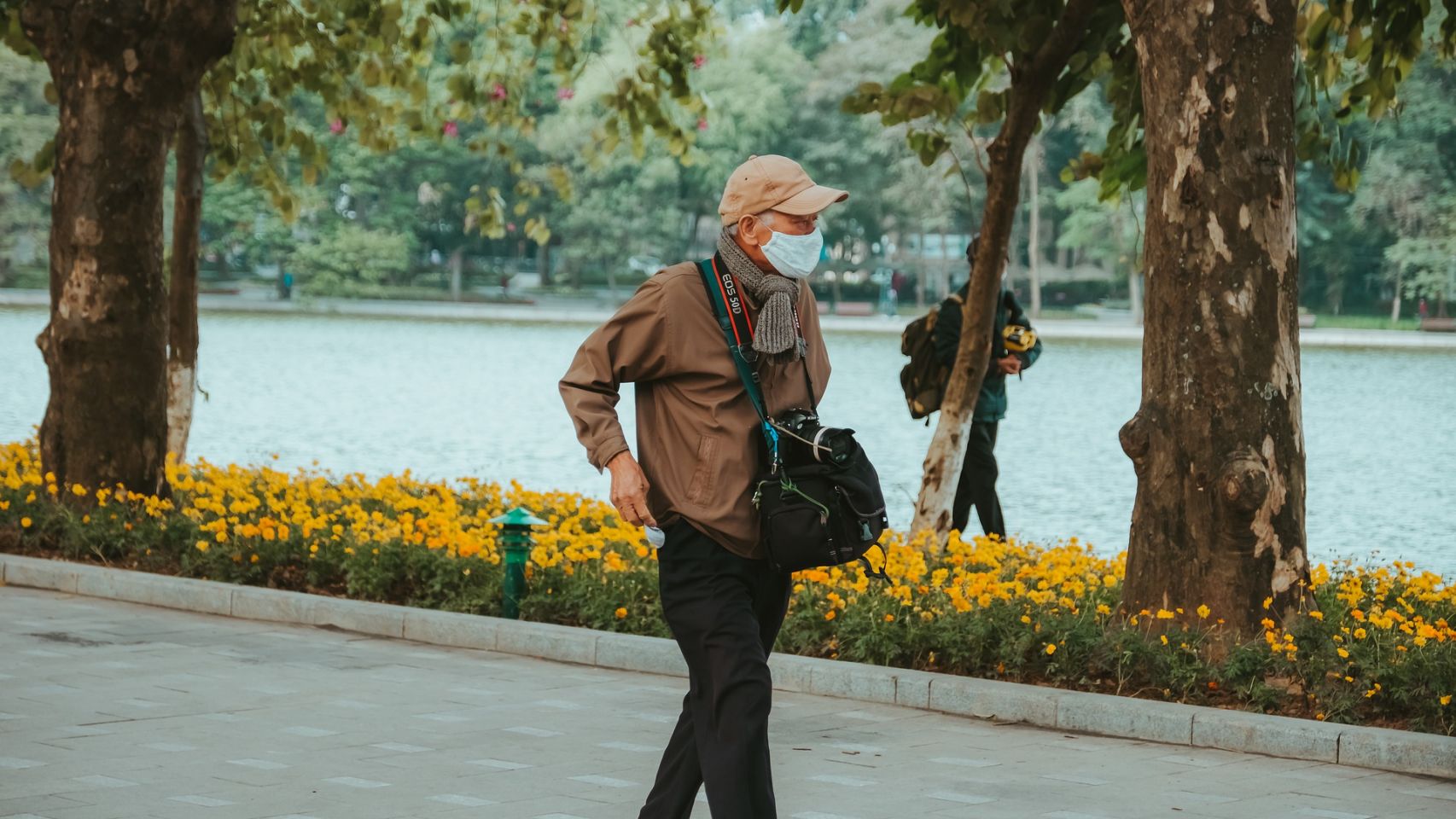 Una foto de archivo de una persona dando un paseo.