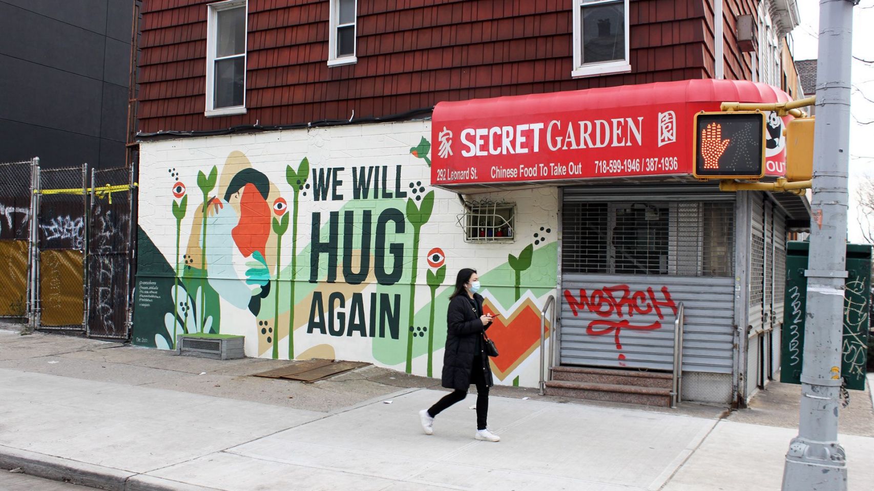 Mural "We will hug again", en el barrio neoyorquino de Williamsburg.