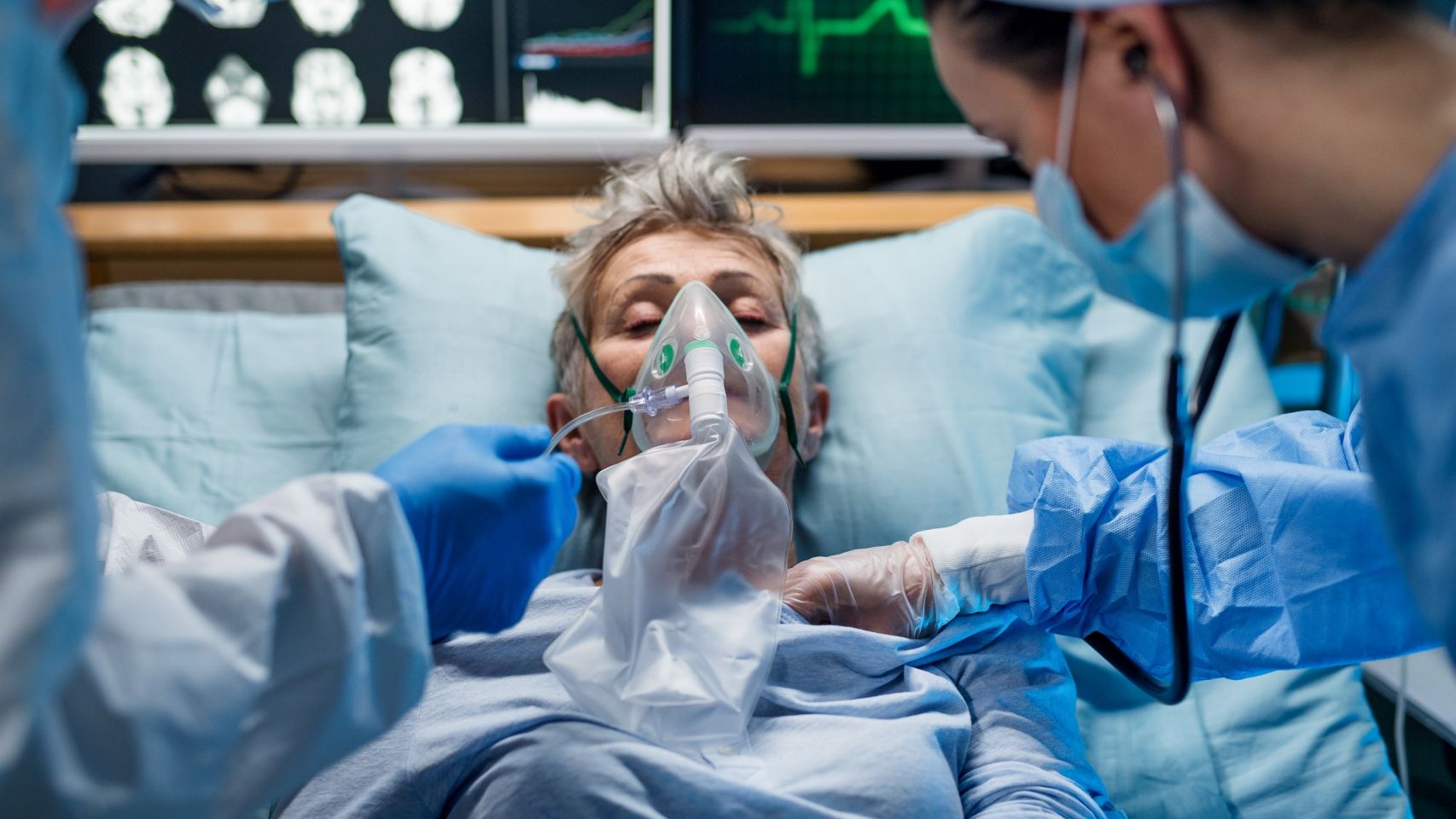 Una paciente recibe atención médica en un hospital en una foto de archivo.