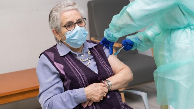 Nieves Cabo, residente de Porta do Camiño de Santiago, recibe la segunda dosis de la vacuna de Pfizer-BioNTech.