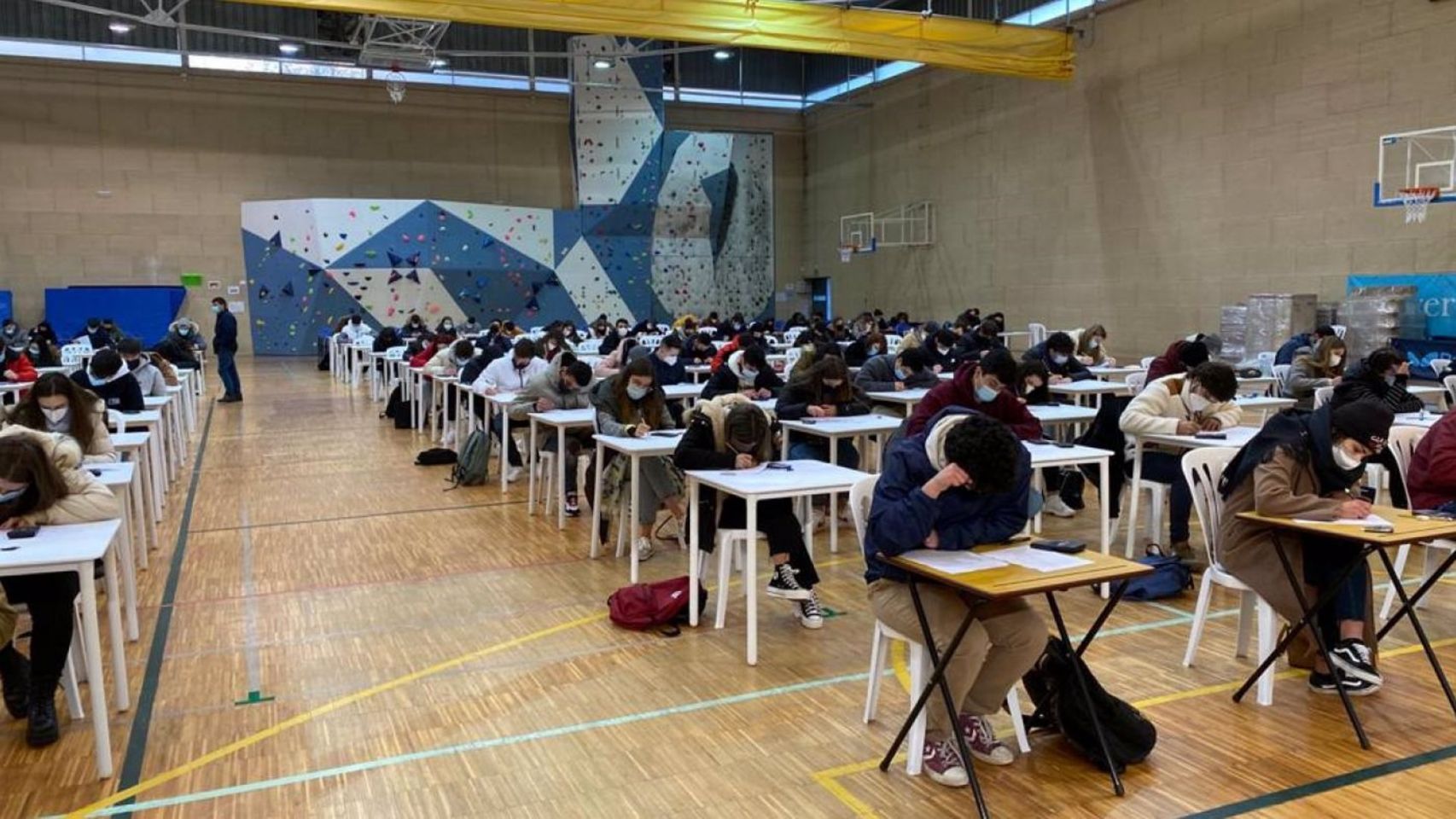 Estudiantes realizan exámenes en la universidad.
