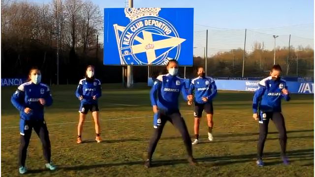 Las jugadoras del Deportivo bailando.