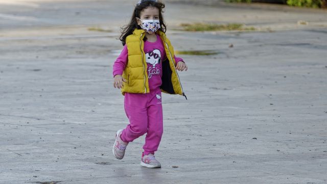 Una niña con mascarilla en una foto de archivo.