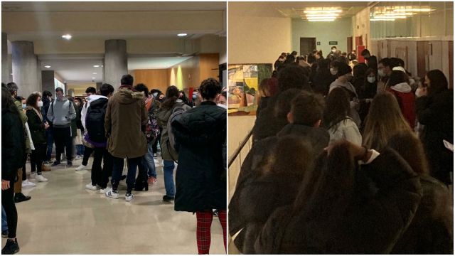 Diferentes aglomeraciones antes de entrar a los exámenes en facultades de la Universidade de A Coruña