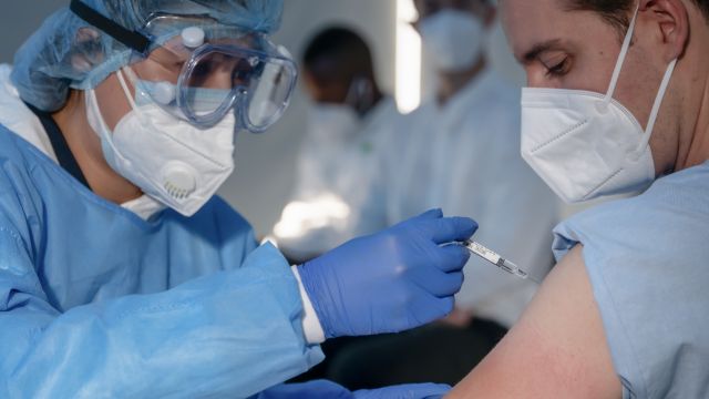 Una persona recibe la vacuna del coronavirus, en una foto de archivo.
