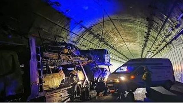 Foto del camión de transporte de vehículos afectado por un incendio en el túnel del Folgoso, en la A-52 (Pontevedra).