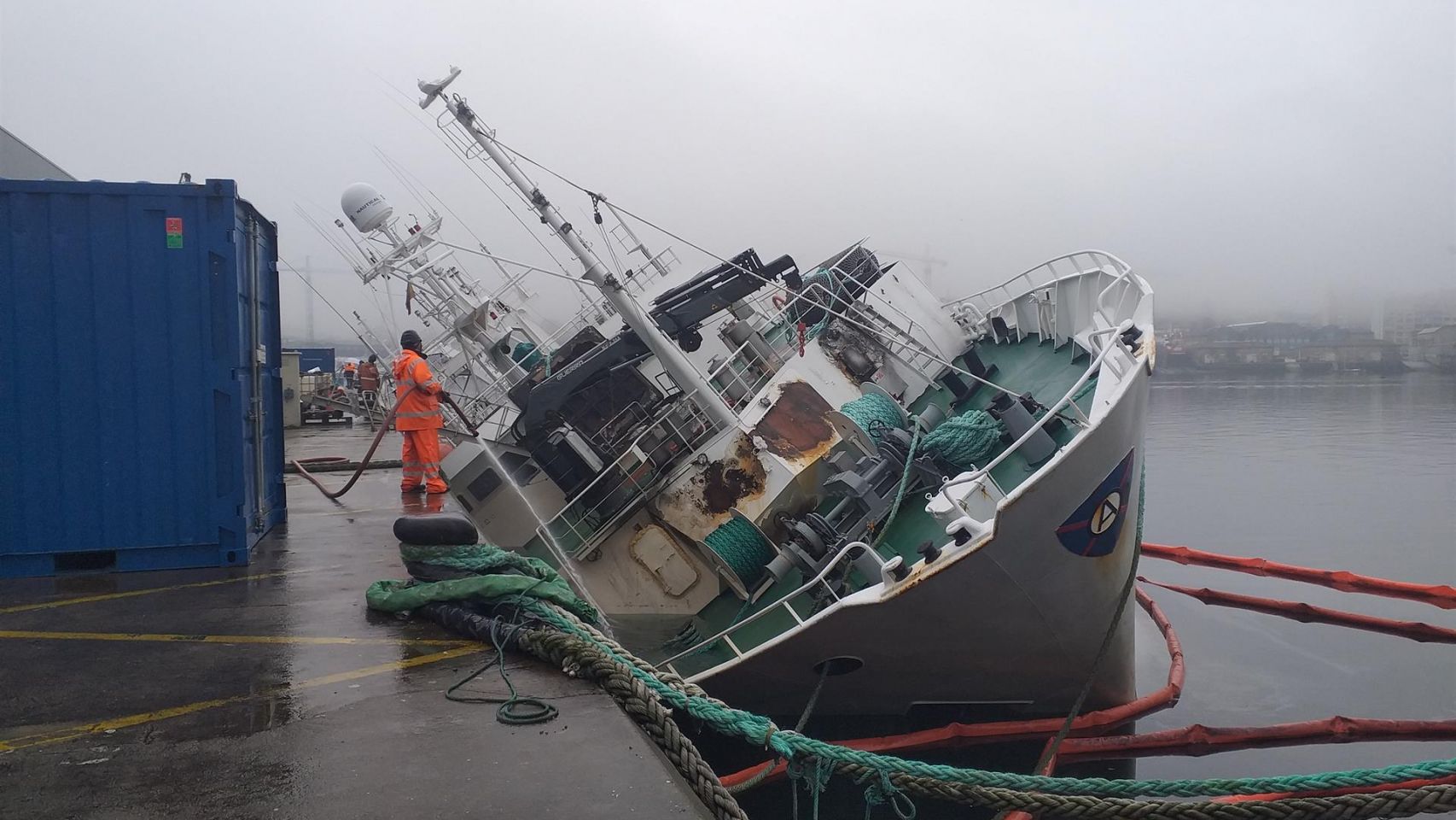El buque arrastrero 'Baffin Bay', escorado y semihundido en el muelle de reparaciones de Bouzas.