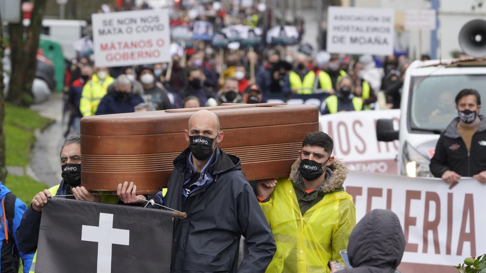 Hosteleros recorren las calles de Santiago de Compostela hasta la Xunta para reclamar el rescate del sector.