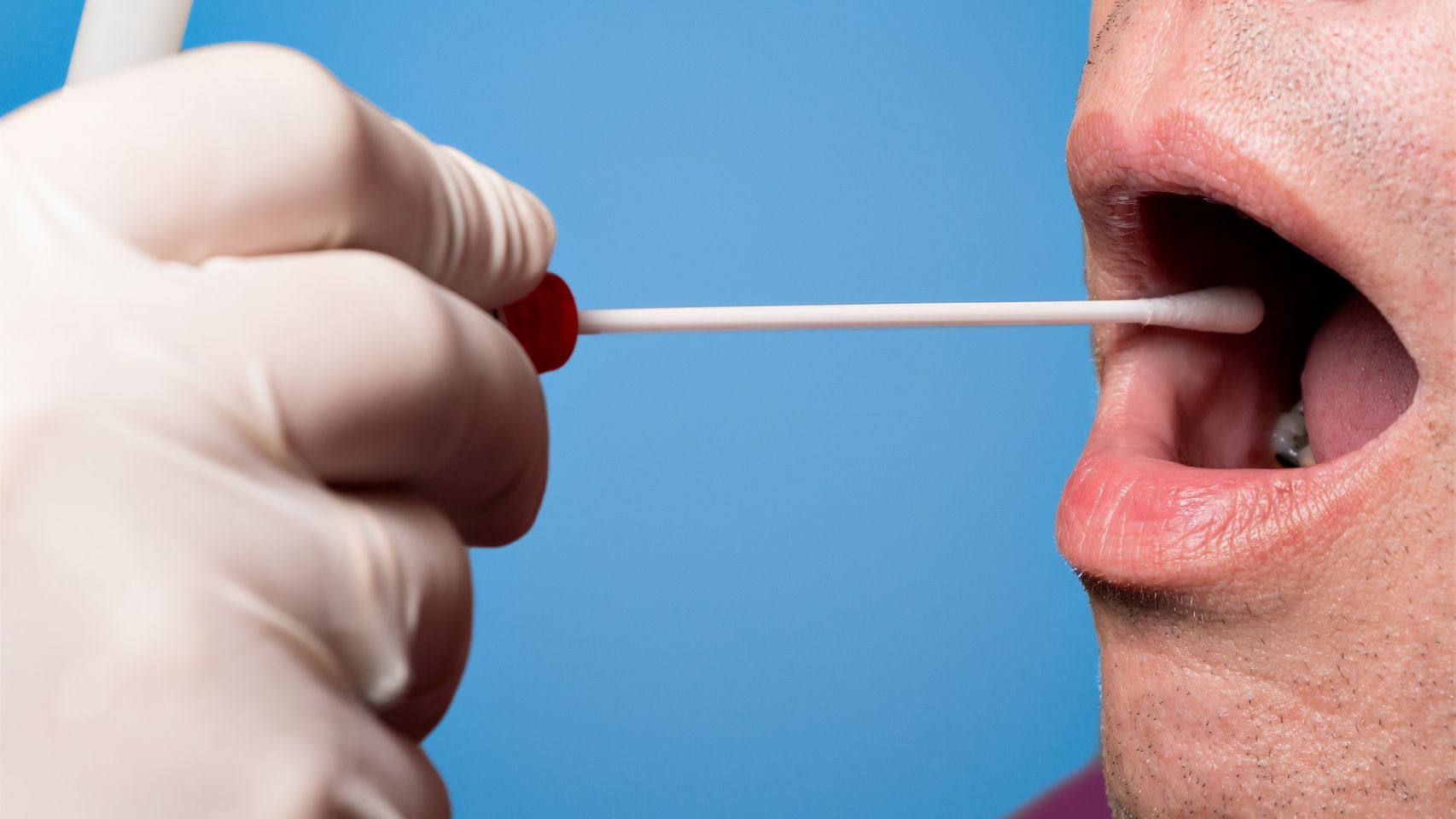 Un hombre realiza un test de saliva para la detección del coronavirus.