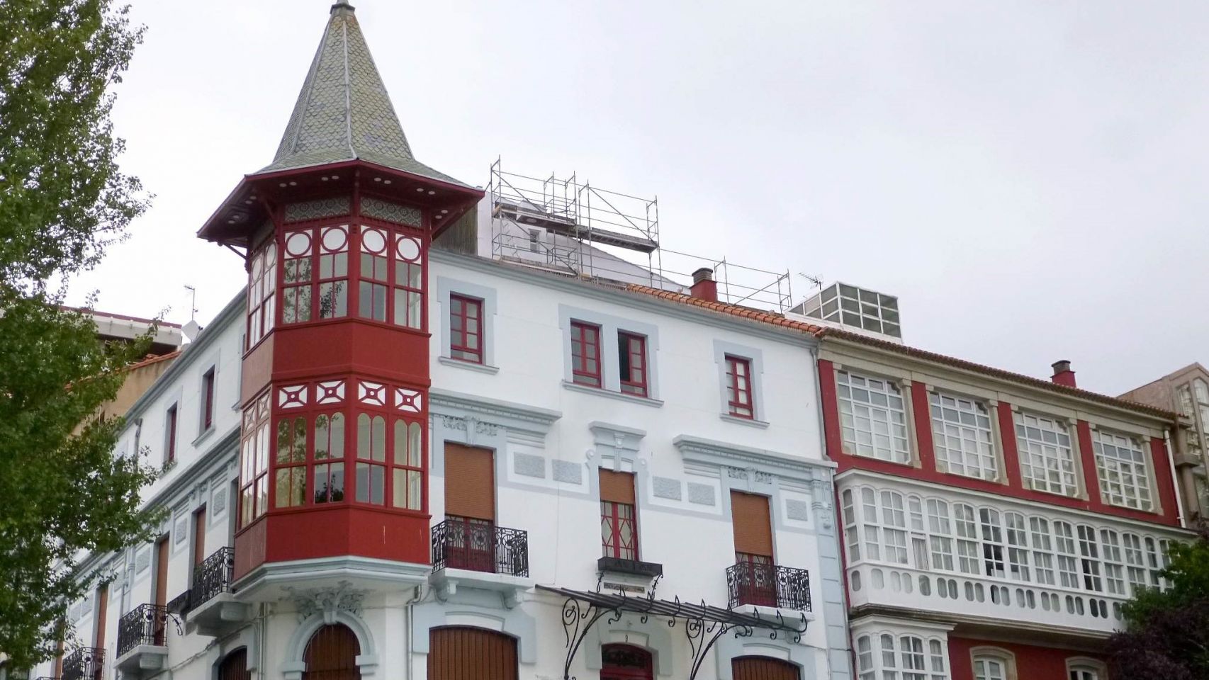 Casa Antón es uno de los edificios más famosos de Rodolfo Ucha en Ferrol.