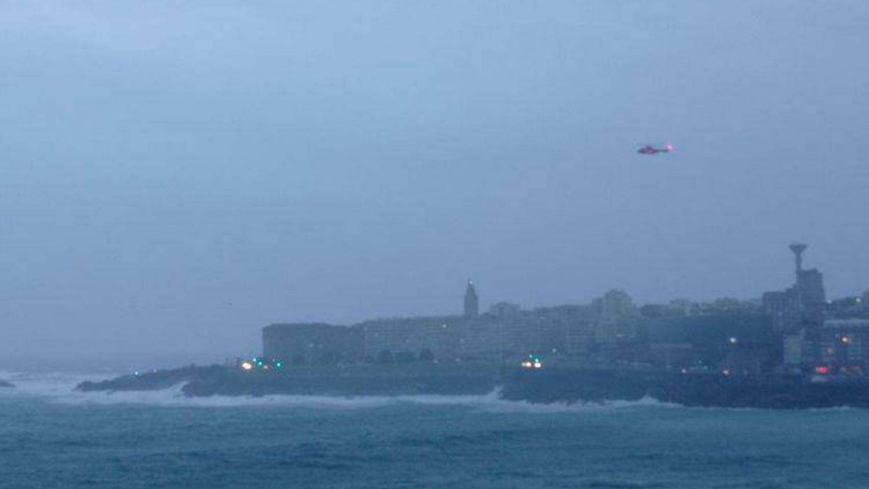 El Helimer sobrevuela la bahía de A Coruña 