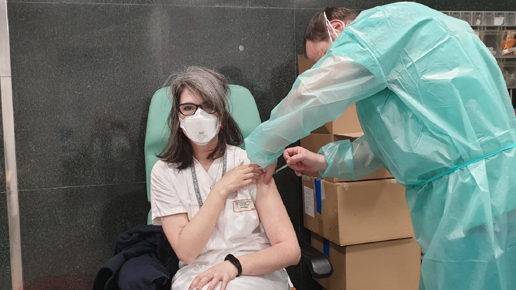 La enfermera del servicio de urgencias del CHUAC, Raquel Souto, recibe la segunda dosis de la vacuna contra el coronavirus.