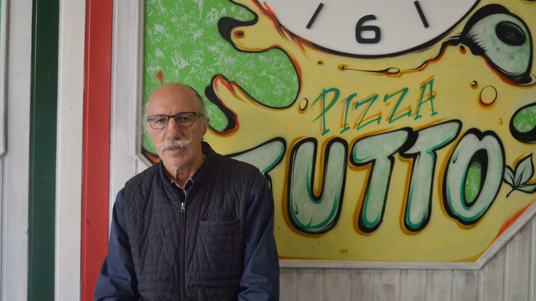 Julio Villamarín, fundador de Pizza Tutto, en la pizzería de Ferrol.