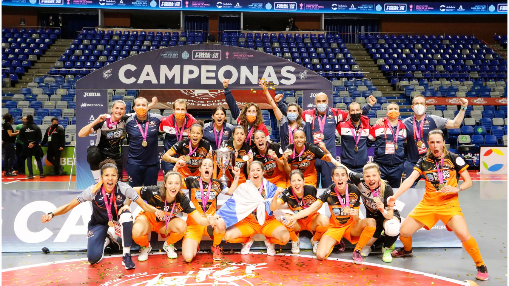 Las jugadoras del Pescados Rubén Burela FS celebran un título.