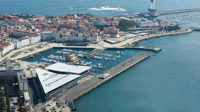 Vista aérea del puerto y de la ciudad.