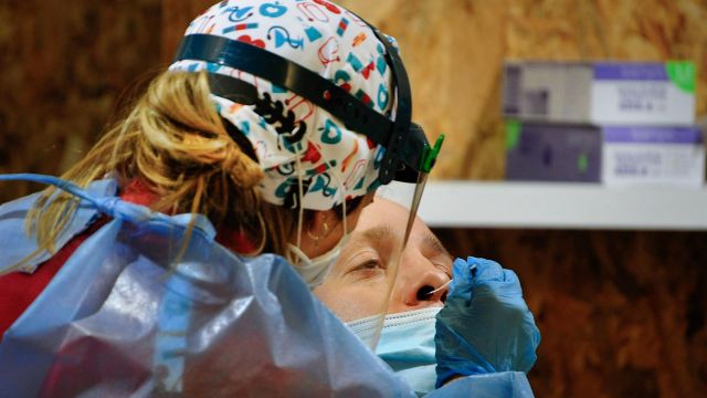 Un hombre participa en un cribado masivo para detectar positivos por coronavirus en Expourense, en Ourense.