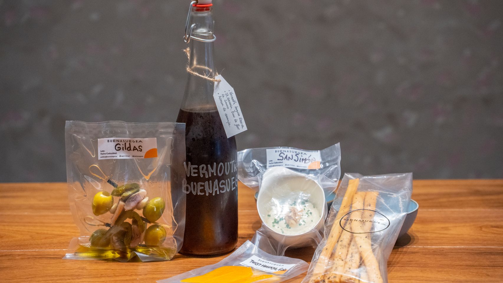 El Kit Aperitivo incluye una botella de 750ml de vermú Buenasuegra, cuatro gildas de aceitunas,
sardina ahumada y jalapeños con una crema de San Simón con grisines de pipas
