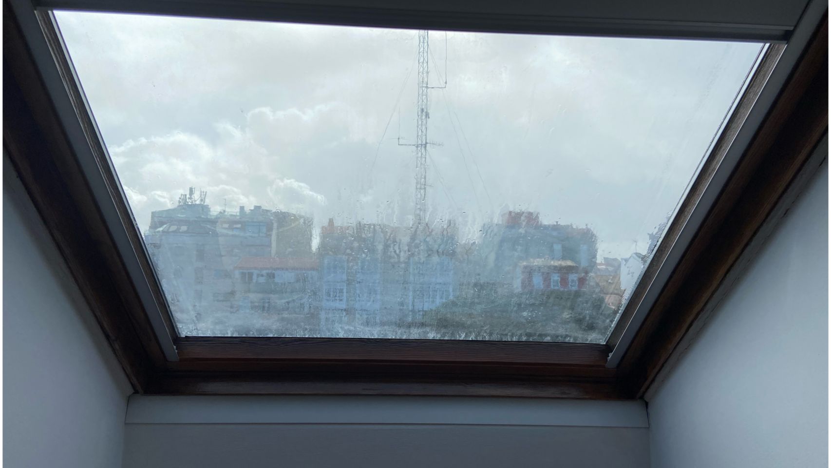 La ventana de la habitación donde está confinado Javier Varela.