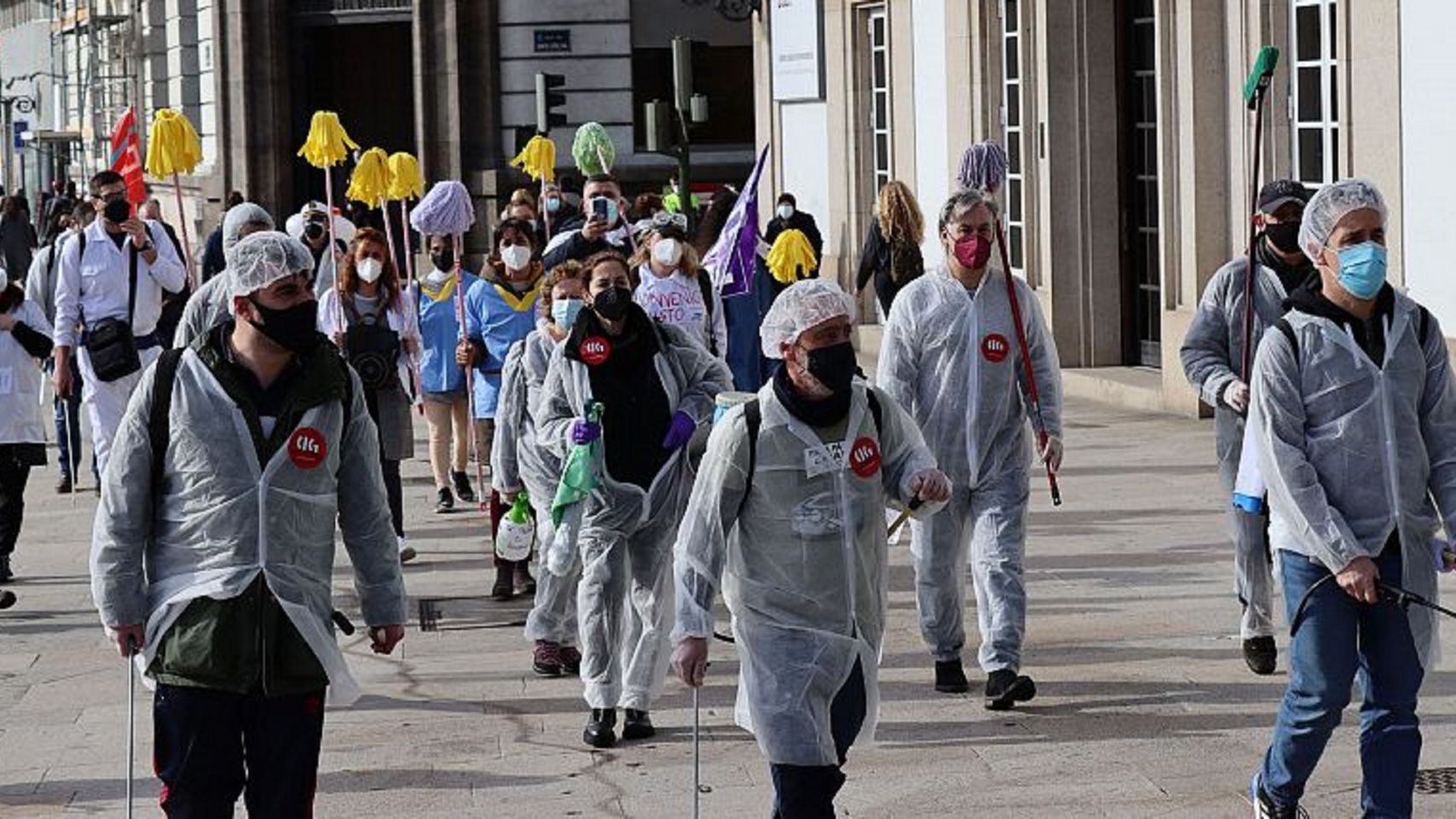 Personal de limpieza protesta en A Coruña para reclamar mejoras en sus condiciones laborales, en una foto de archivo.