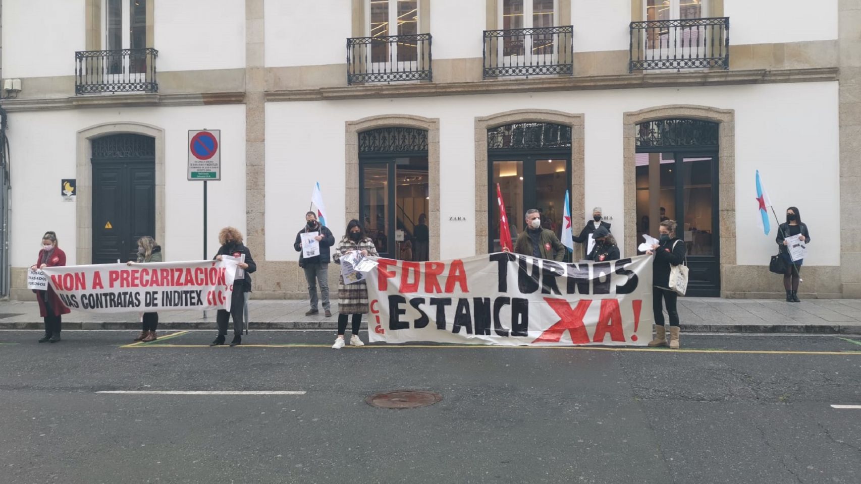 Trabajadores de Inditex protestan ante la tienda de Zara situada en la calle Compostela.