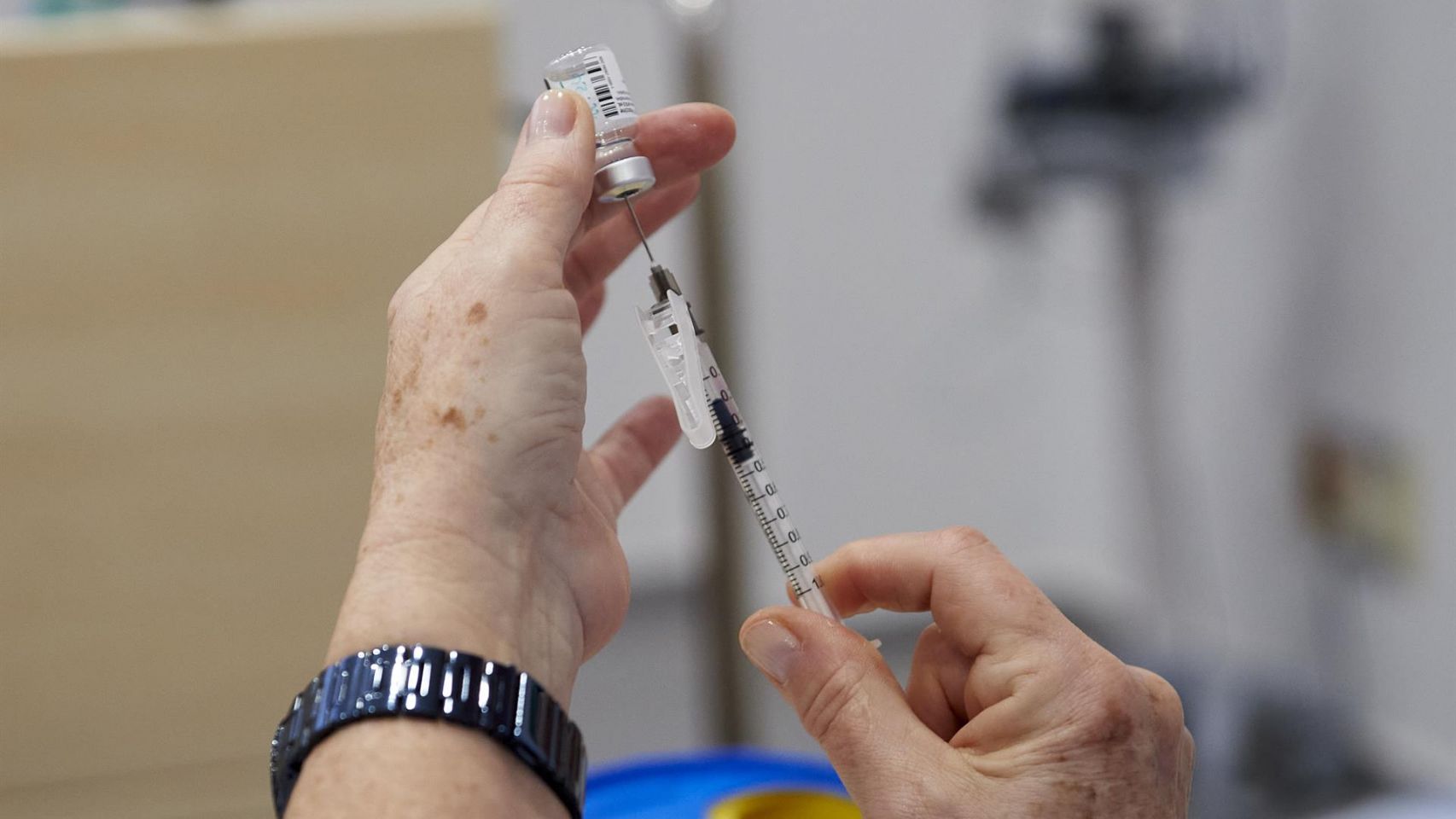 Una sanitaria se dispone a administrar una dosis de la vacuna contra el coronavirus.