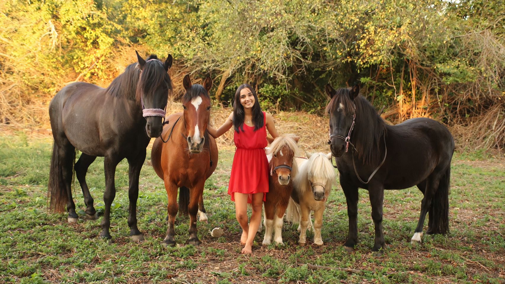 Natalia Rodríguez con algunos de los animales de La Isla.