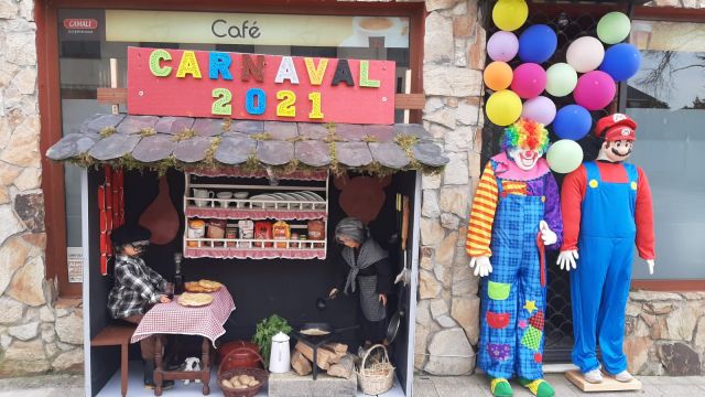 "Belén" de carnaval situado en la carretera de Cedeira, en Narón.