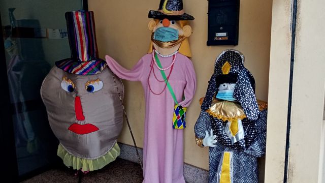 Exposición de disfraces de la comparsa Os Parrandolos en el Local Social de Piñeiros, en Narón