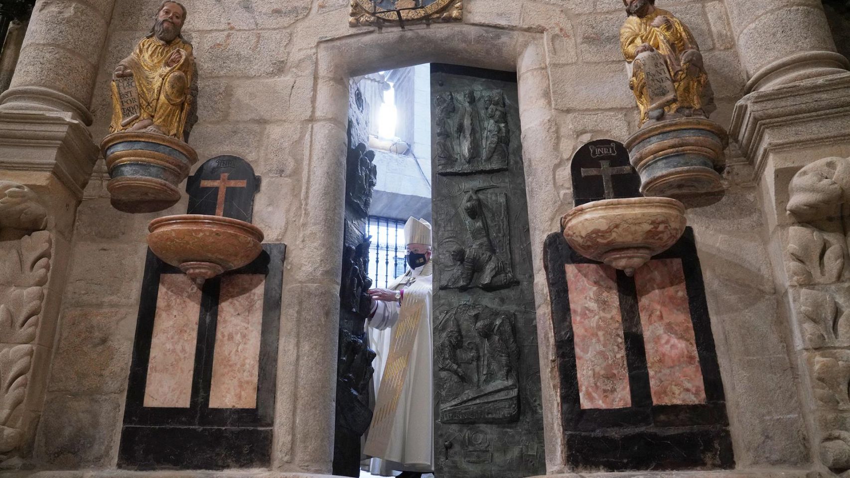 El Arzobispo De Santiago, don Julián Barrio, durante el acto solemne de apertura de la Puerta Santa de la Catedral de Santiago.