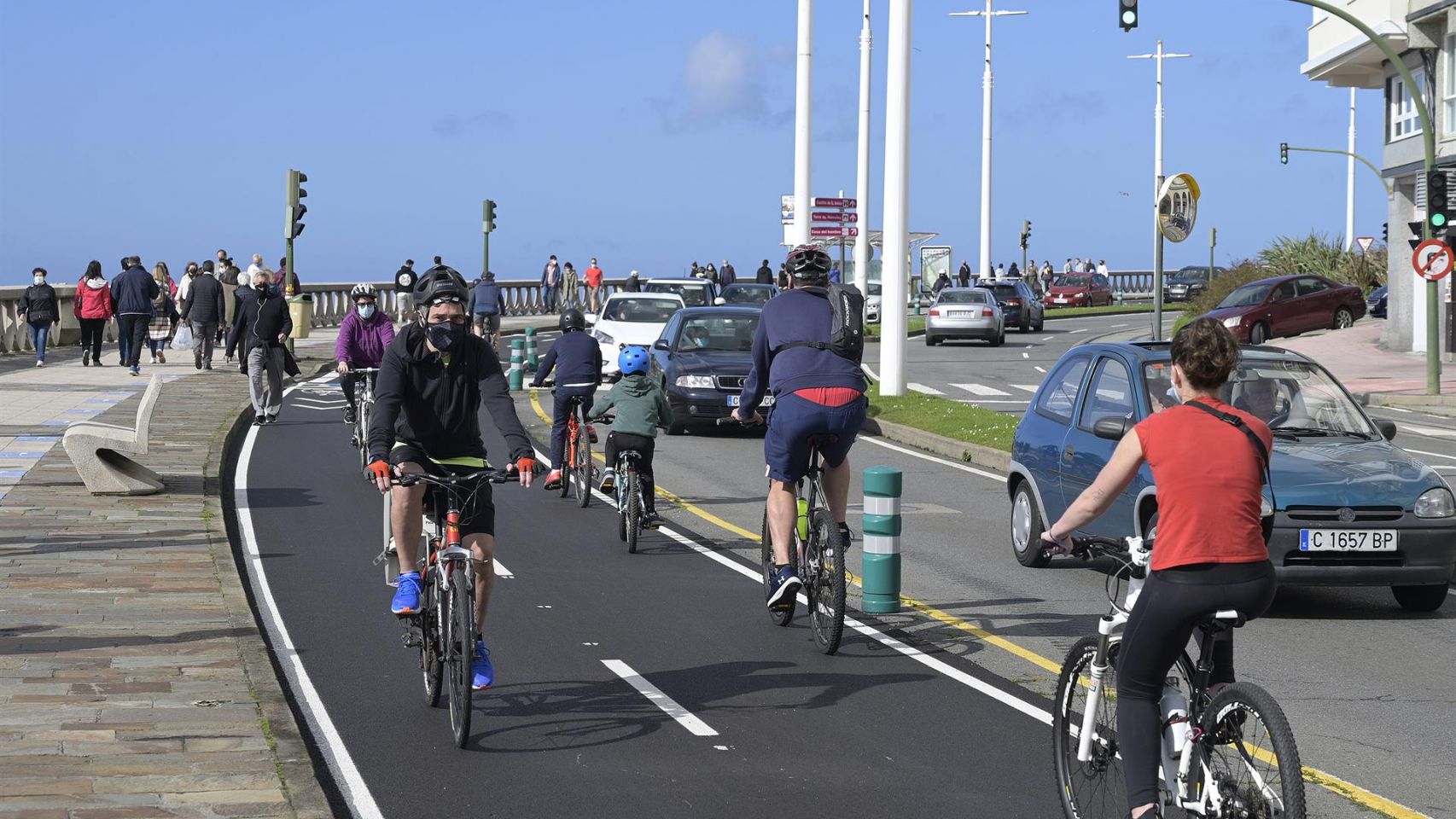 Foto de archivo de varios ciclistas en el Paso Marítimo de A Coruña.