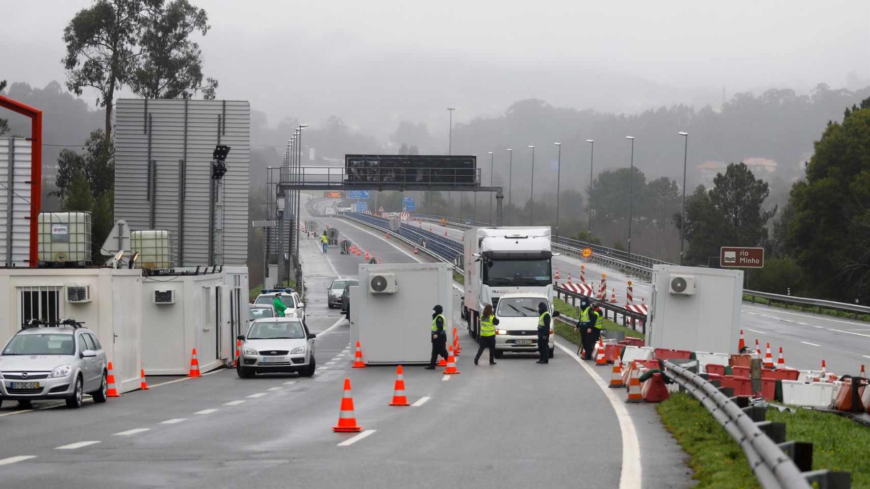 Control policial en la frontera del Puente Internacional Tui-Valença.