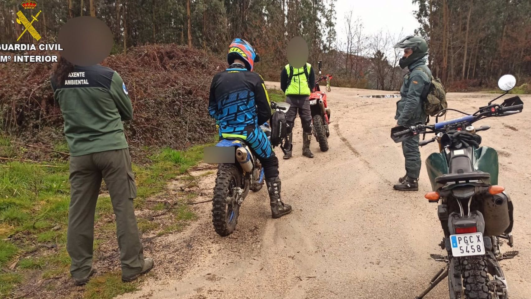 Control de la Guardia Civil de los accesos motorizados a las zonas forestales de la comarca de A Louriña, en O Porriño y Salceda de Caselas