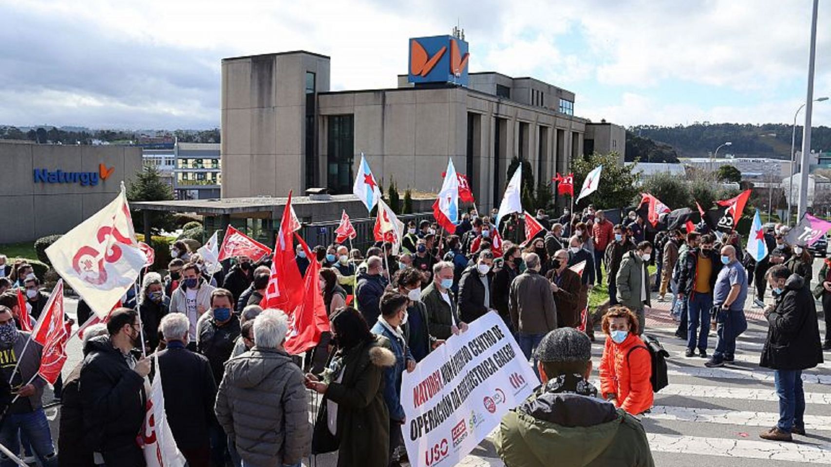 Protesta de los trabajadores delante de las instalaciones de Naturgy en A Coruña.