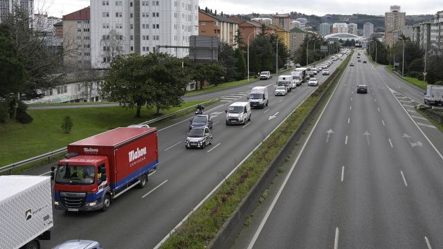 Concentración motorizada de hosteleros en A Coruña.