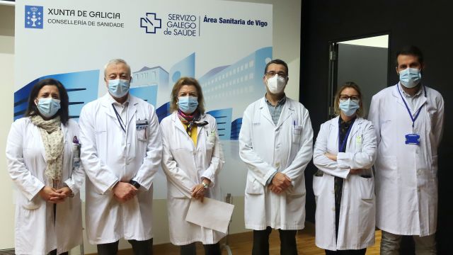 La coordinadora da Unidade, Guadalupe Piñeiro, y el jefe de servicio de Endocrinología, Eduardo Pena, acompañados del gerente del área y otros directivos de la gerencia