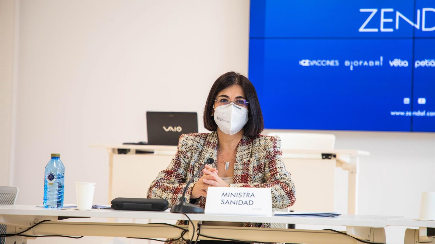 La ministra de Sanidad, Carolina Darias, comparece ante los medios durante una visita a la planta de Biofabri.