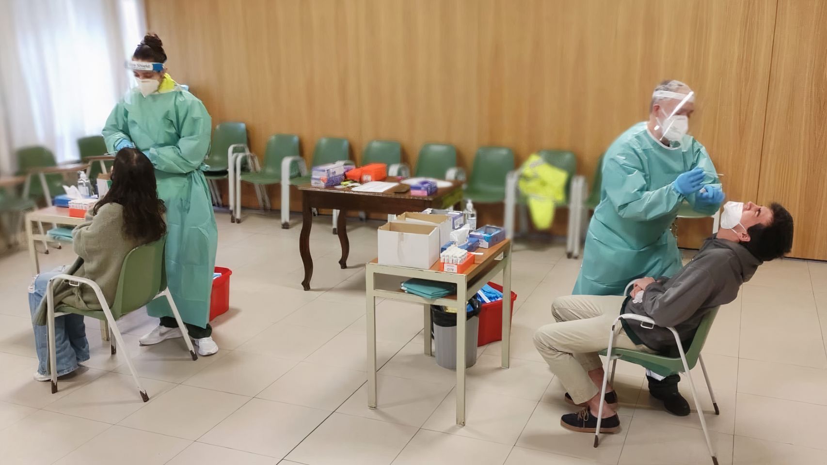Varios alumnos se someten a la prueba pcr realizada por sanitarios del Sergas. 