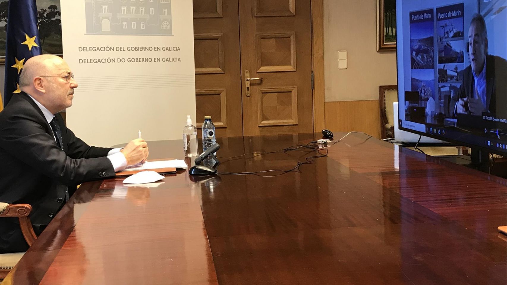 El delegado del Gobierno en Galicia, Javier Losada, en una reunión con el presidente de la Autoridad Portuaria de Marín y Ría de Pontevedra, José Benito Suárez