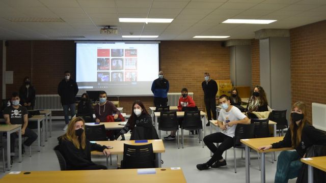 Alumnos de la clase de "Realización de programas de Entretenimiento" y su profesor, Paulino Pérez.