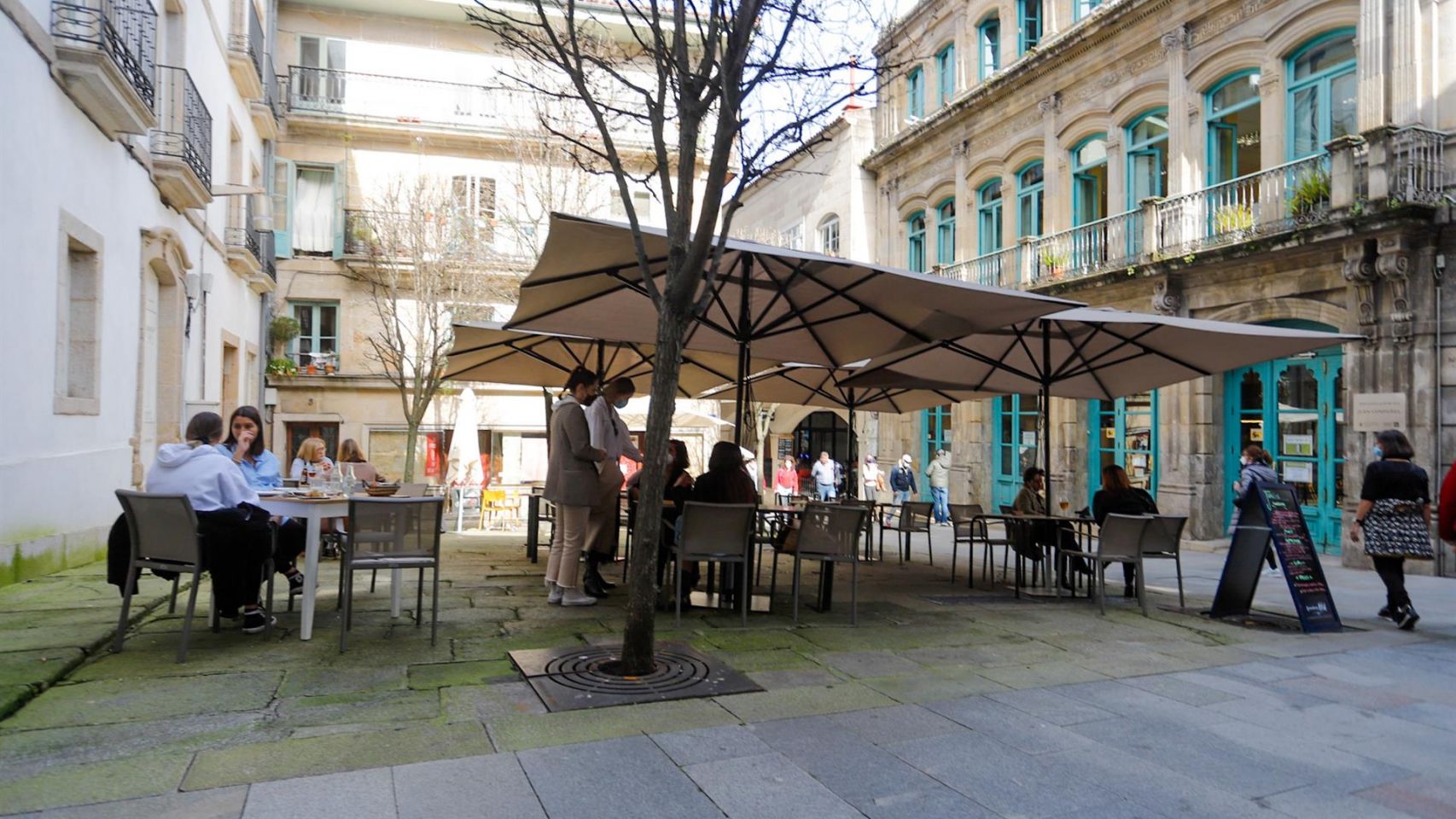 Varias personas en la terraza de un restaurante en Vigo.