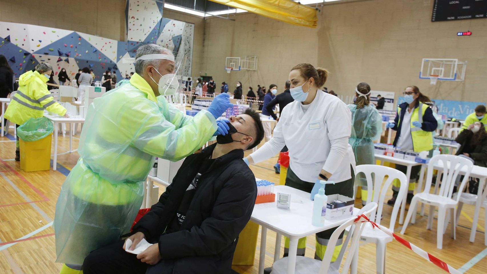 Un trabajador sanitario realiza un test de Covid-19 a un estudiante de la Universidad de Vigo.