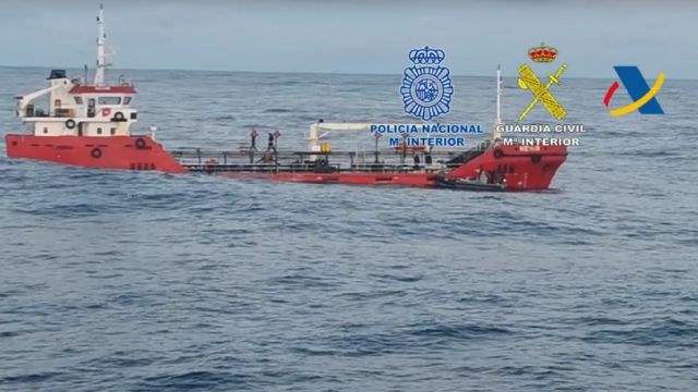 Un momento de la operación para interceptar al 'Nehir' frente a la costa gallega.