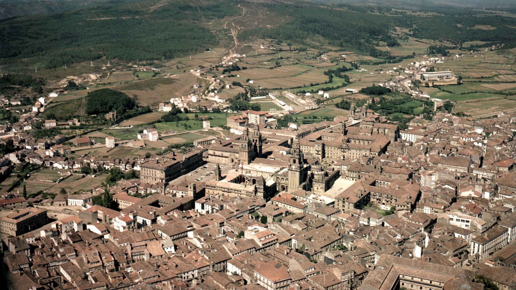 Vista aérea del Casco Histórico y el norte de Santiago en 1964.