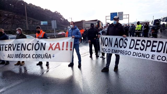 Trabajadores de Alu Ibérica en A Coruña se movilizan ante la fábrica en una foto de archivo.