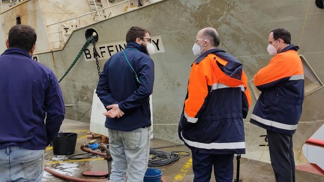 El presidente del Puerto de Vigo supervisa las labores de reflotamiento del 'Baffin Bay.