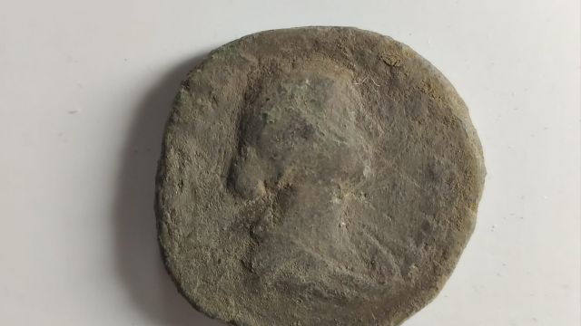 La moneda encontrada en el Castro de Elviña.