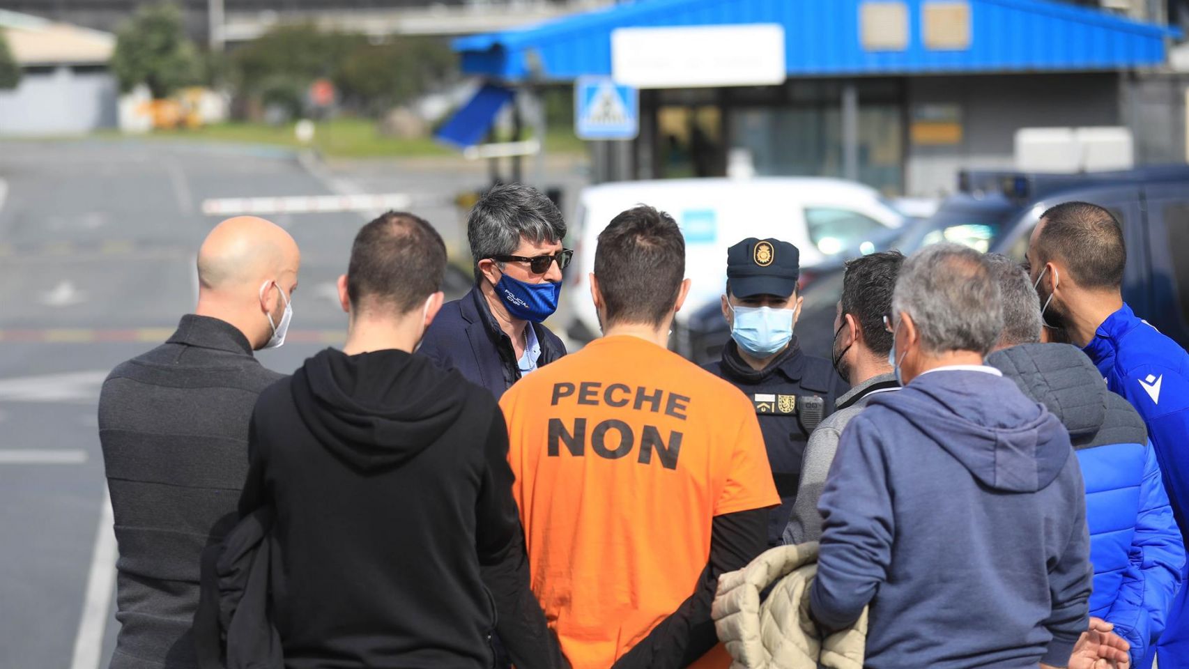 Varios agentes con trabajadores en las inmediaciones de la fábrica de Alu Ibérica en A Coruña.