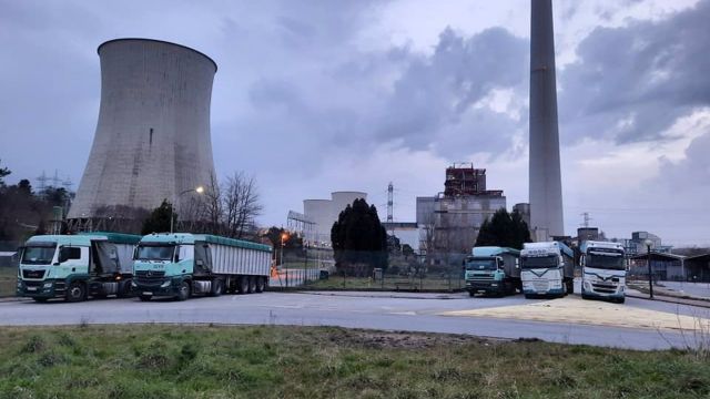 Los camiones del carbón de la central de Endesa en As Pontes (A Coruña) bloquean los accesos.